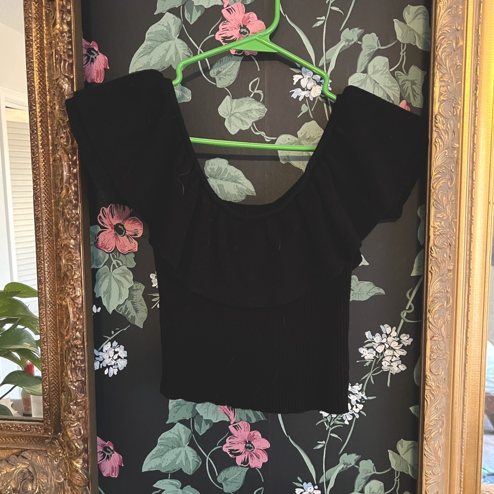 Off the shoulder founce crop top.